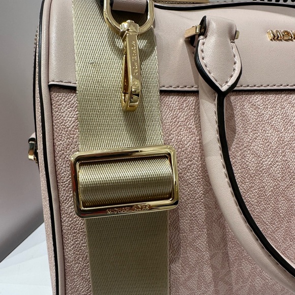 MICHAEL KORS TRAVEL MEDIUM DUFFEL SATCHEL / CROSSBODY LIGHT POWDER BLUSH COLOR - Picture 12 of 16
